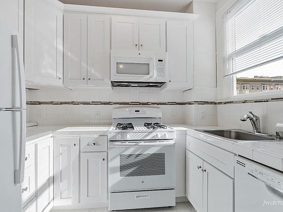 2nd image of 2325 Jackson St #302K