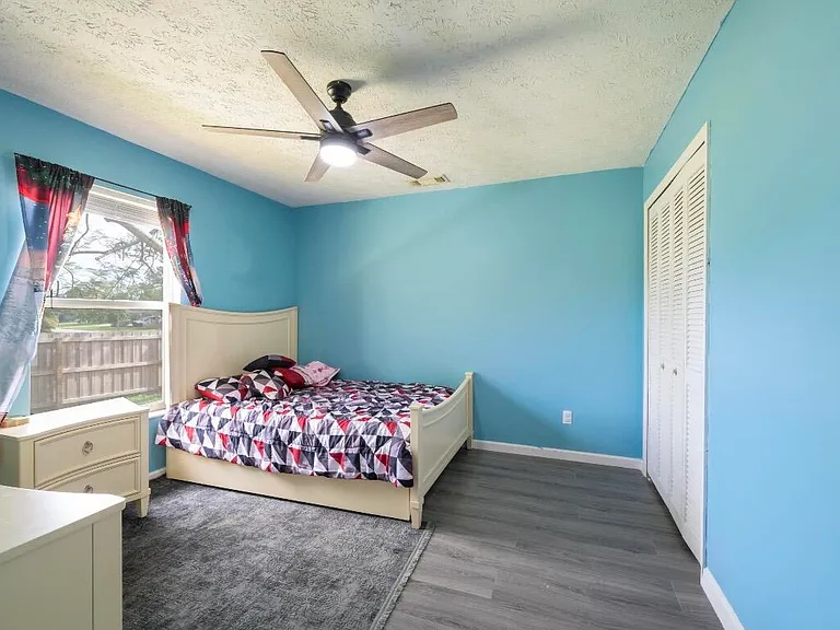 353 NW Ferris Dr — Photo 16