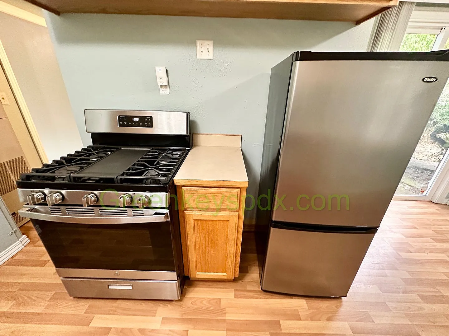 Lovely 2-Bedroom House with HUGE Fully Fenced Backyard with Workshop, Shed, Trellis, and Lots of ... — Photo 4