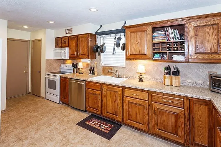 3 bed, 2.0 bath, 1568 sqft, $2,200 — Photo 3