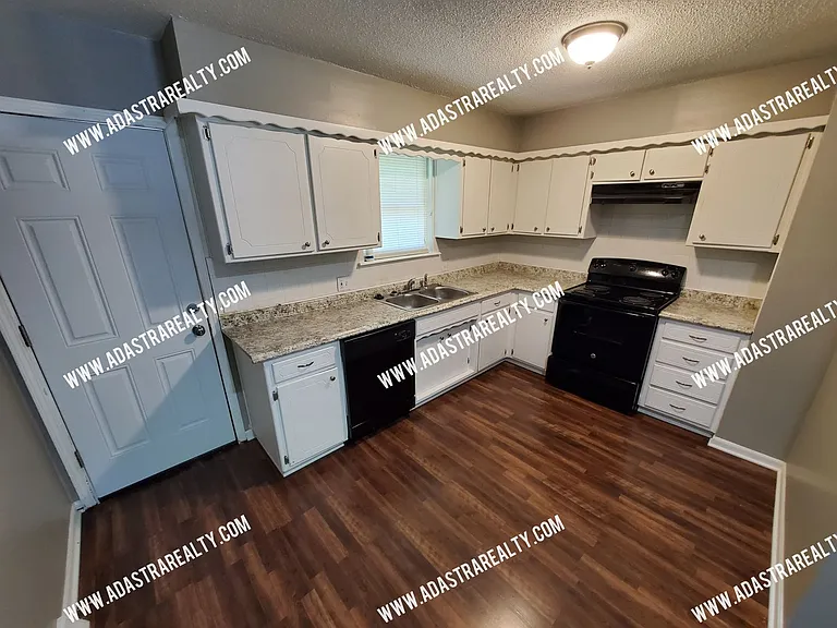1503 E Elizabeth St — Photo 4