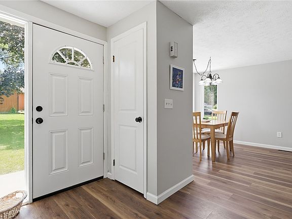 4th image of 12 Hanningfield Cir