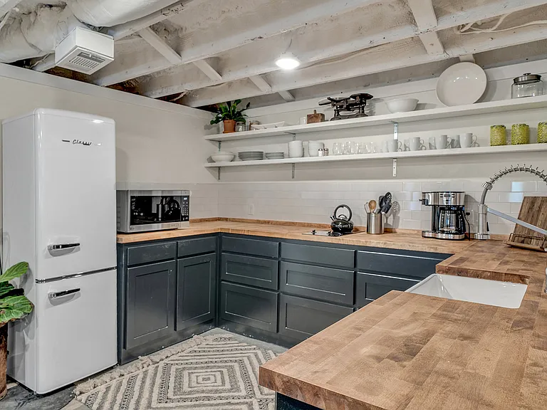 403 W Shaw St #B — Photo 2