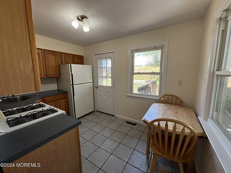 99 McLean St — Photo 7