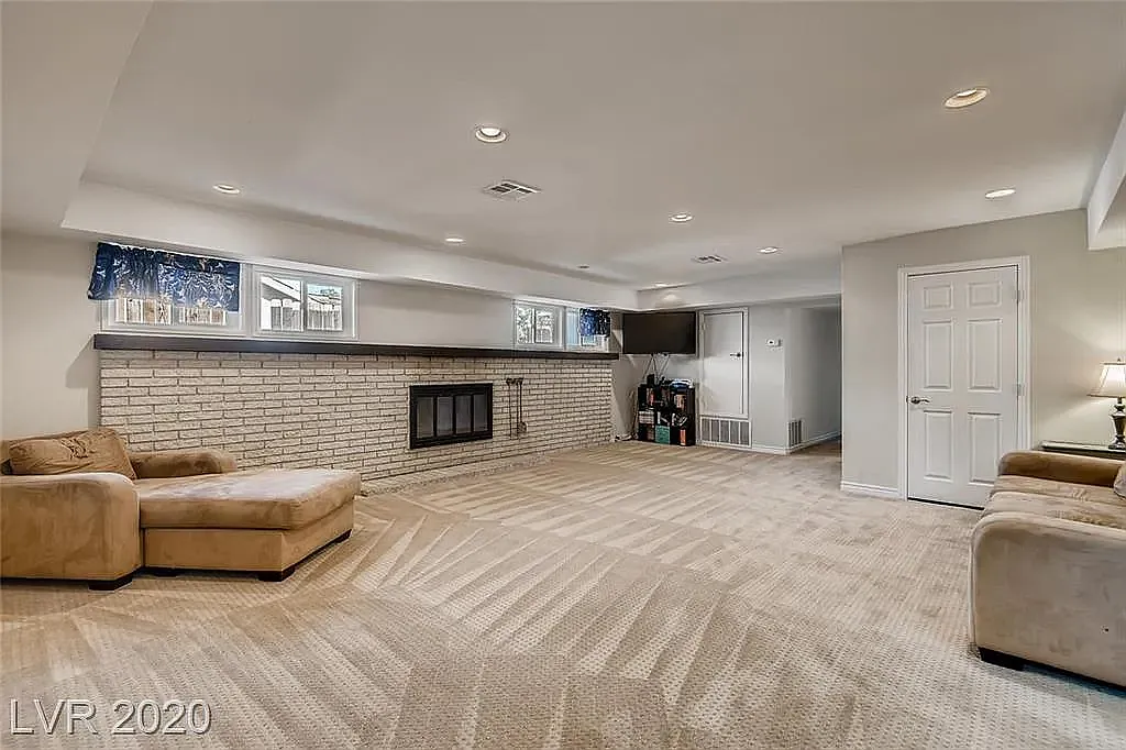 6 bed, 3314 sqft, $1,500 — Photo 1