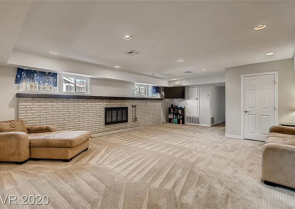 605 E Fairway Rd