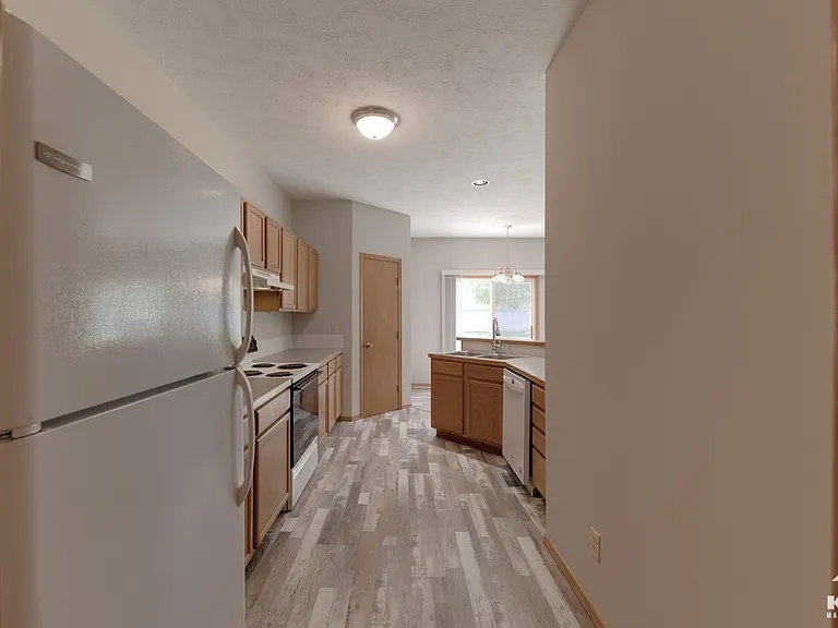 513 N Bristol Ct — Photo 8