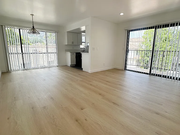1150 N Columbus Ave #4 — Photo 2