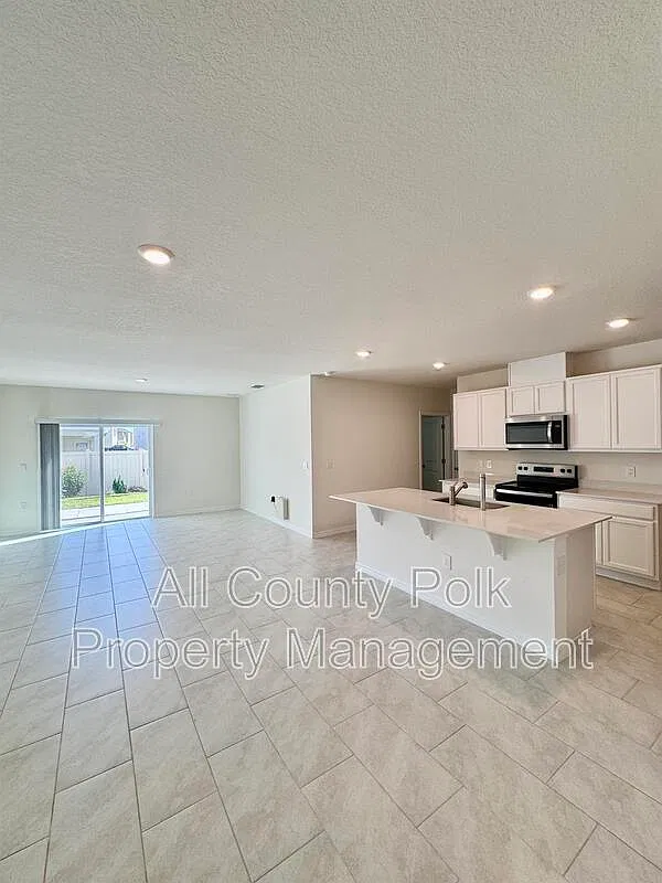5 bed, 3.0 bath, 2522 sqft, $2,450 — Photo 3