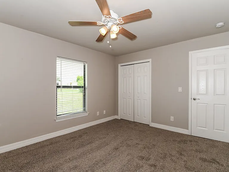 2025 SW 32nd St — Photo 12
