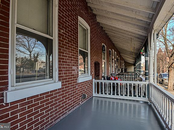 3rd image of 907 N Lombard St