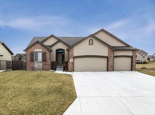 208 Springlake Ct, Newton, KS 67114