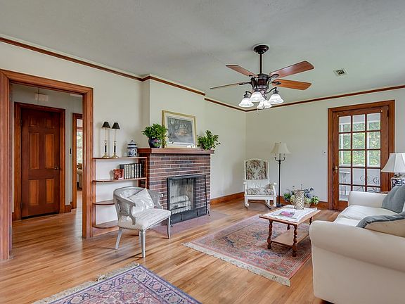 5th image of 211 E Pine Grove Ave
