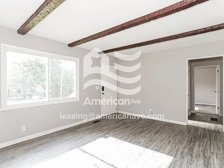 1431393_003_living_room_13801327.jpg