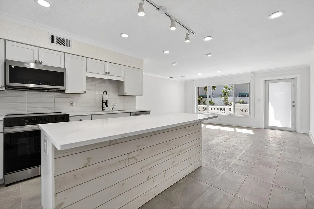 3 bed, 3.0 bath, 1316 sqft, $5,475 — Photo 2