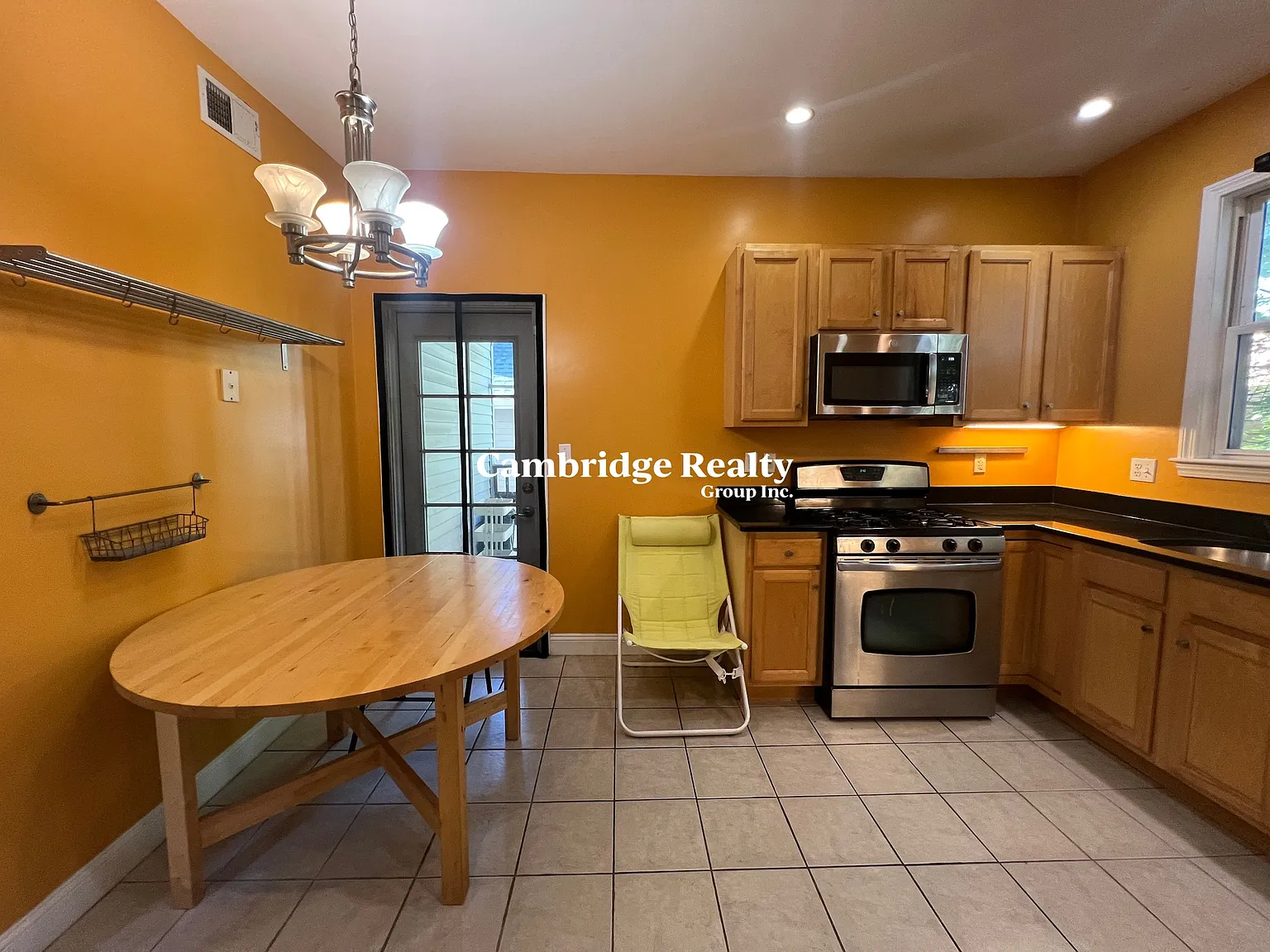 3 bed, 1.0 bath, 1200 sqft, $3,700 — Photo 4