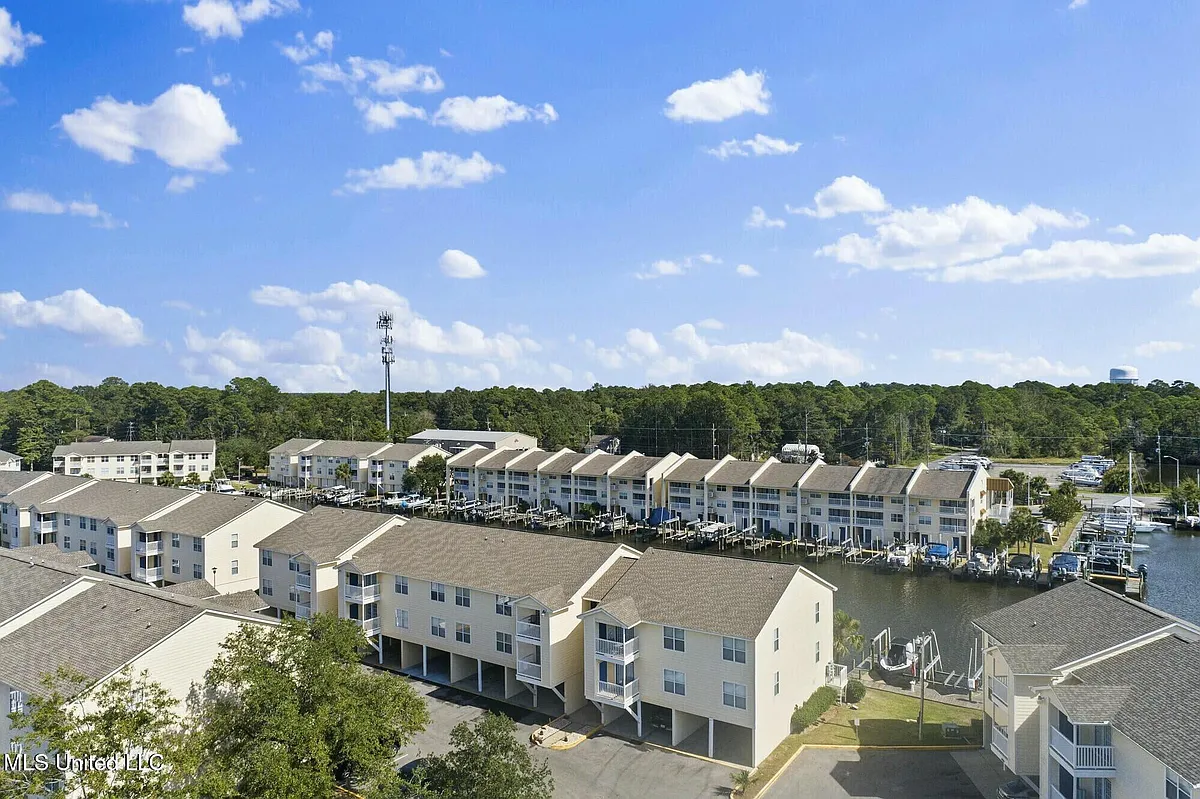 Building Photo - 2421 Beachview Dr #H15