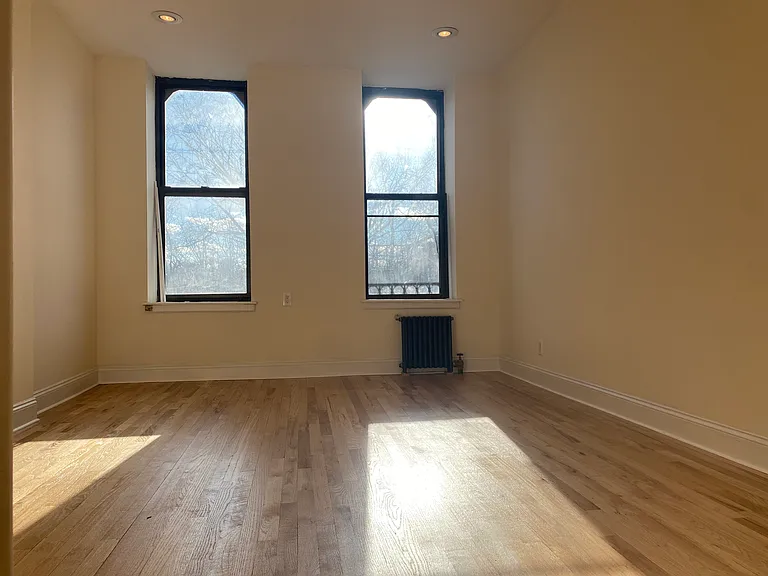323 E 10th St #10 — Photo 4