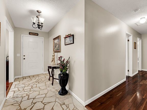 3rd image of 1512 E Walnut Lawn Street