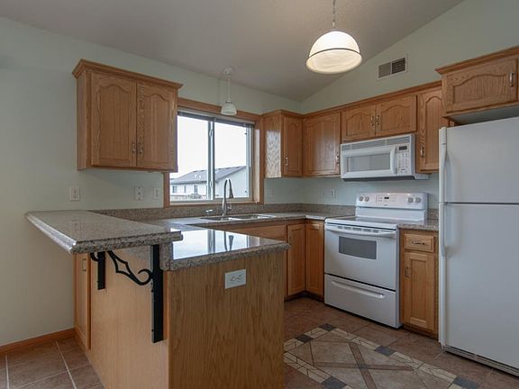 5th image of 1083 Voyageur St