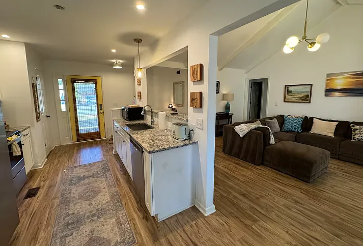 4 bed, 1584 sqft, $4,200 — Photo 2