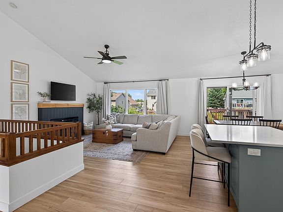 4th image of 515 10th Ave NE