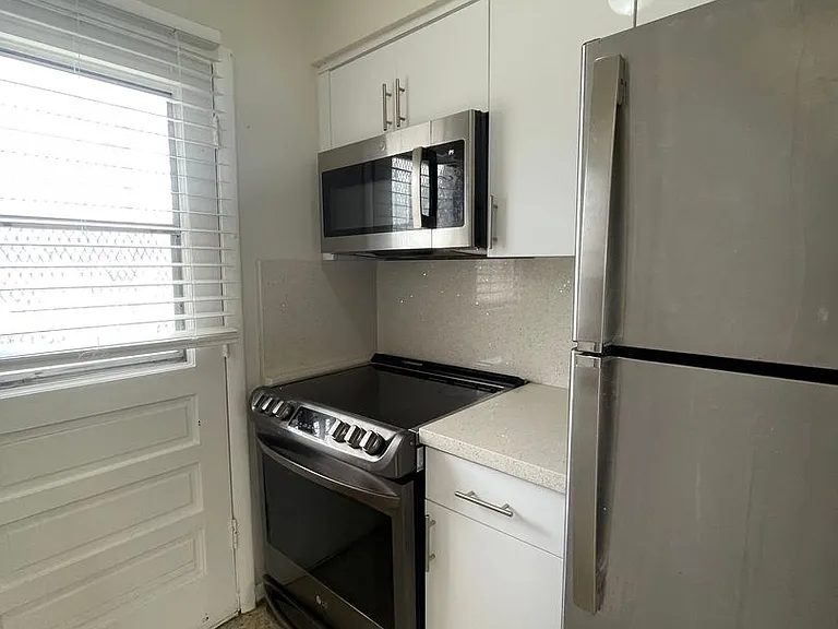 70 SW 30th Ave — Photo 8