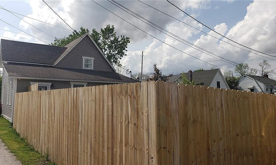 2nd image of 118 N Main St
