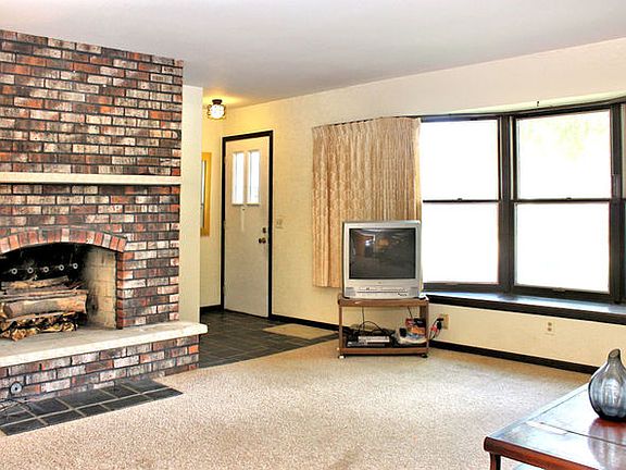 2nd image of 1716 Holiday Dr