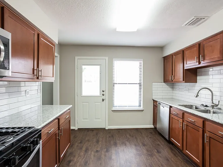 501 W Hunters Ln — Photo 7