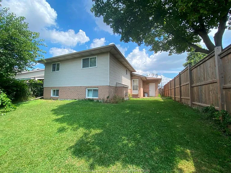 1087 Brookview Cres — Photo 2