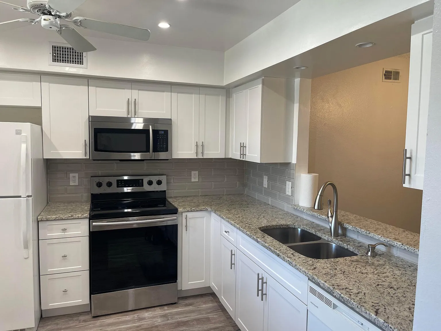2 bed, 1075 sqft, $1,900 — Photo 4