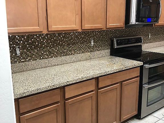 Kitchen has back splash 