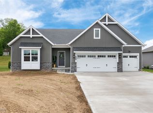568 Woodlands Glen Ave, Hartville, OH 44632