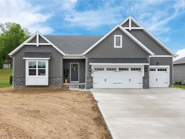 568 Woodlands Glen Ave, Hartville, OH 44632