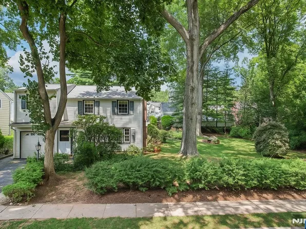 101 Dora Ave, Waldwick, NJ 07463