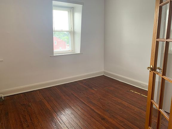 3rd image of 440 Leverington Ave APT 3