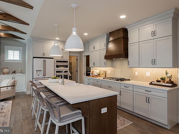 2nd image of 618 Greenbriar Path
