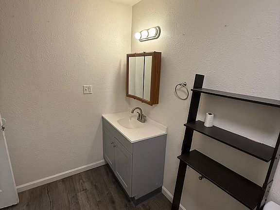 3rd image of 611 Feliz St