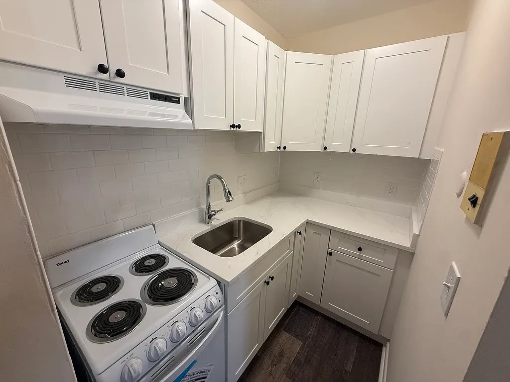 1 bed, 1.0 bath, 9999 sqft, $2,400 — Photo 1