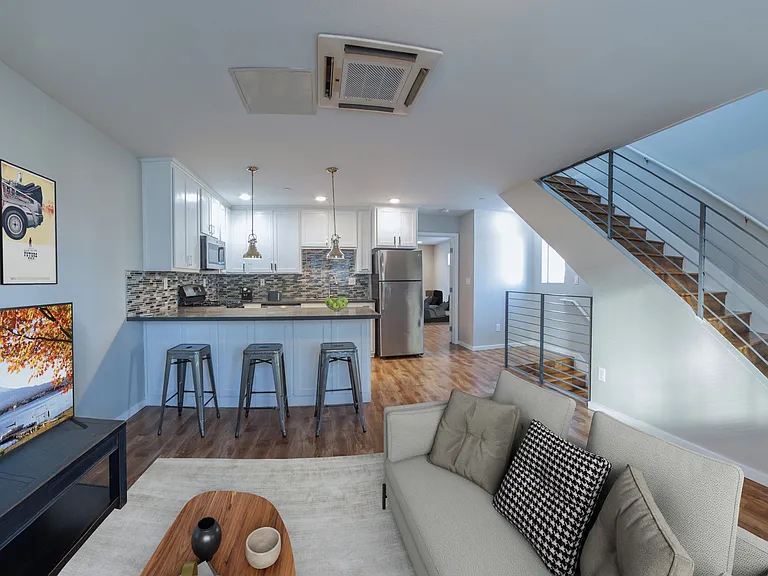 1168 W 36th Pl — Photo 15