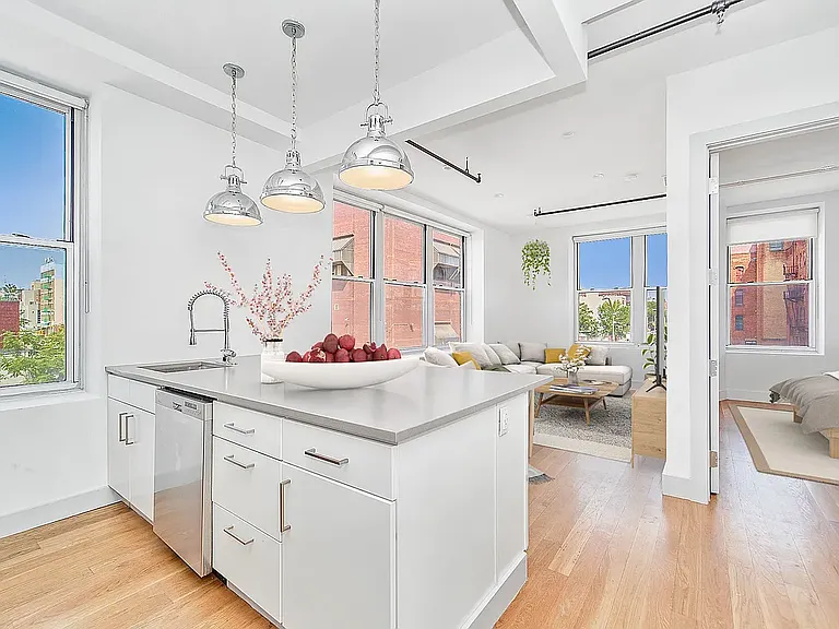 34 Lorimer St #3A — Photo 1