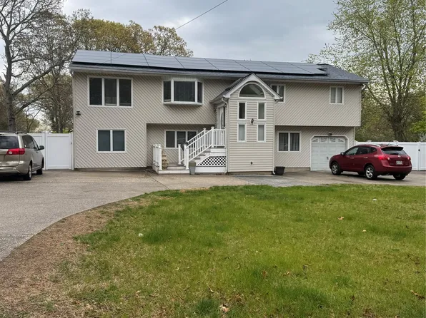 11 Oak Pl, Selden, NY 11784