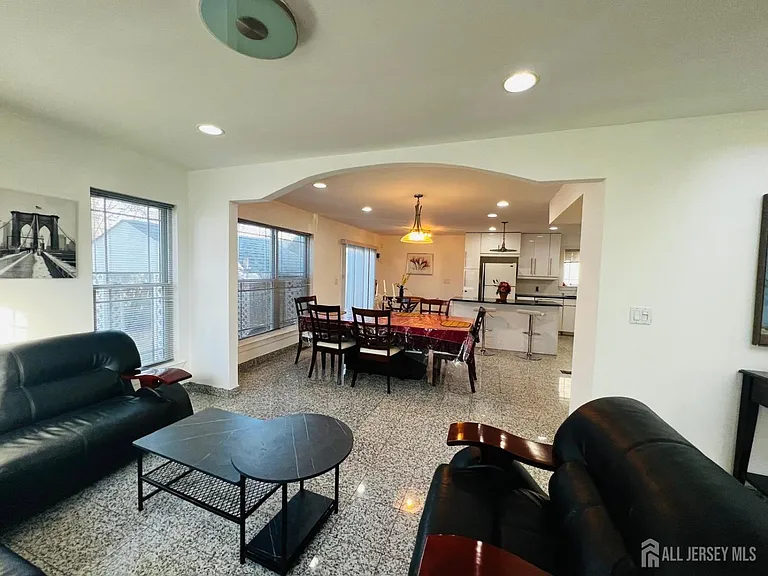 63 E Jefferson Blvd — Photo 3