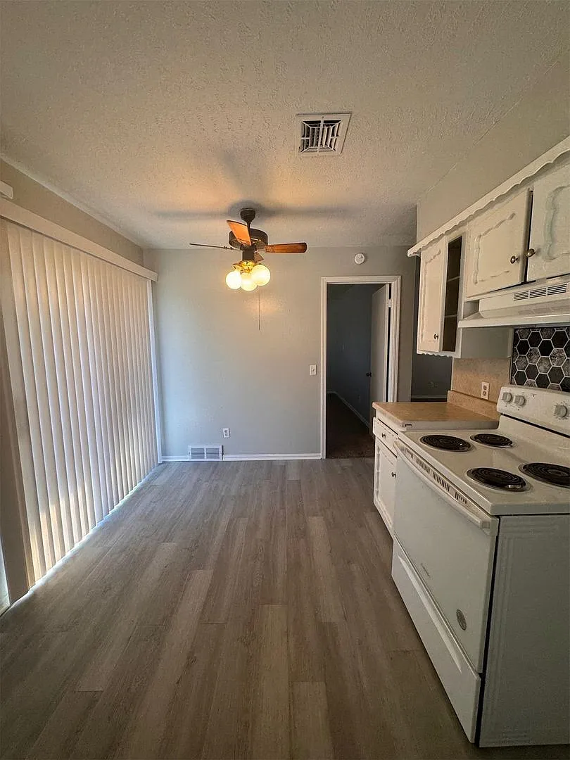3 bed, 2 bath,1 car garage — Photo 3
