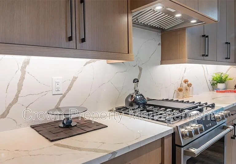 317 Akers Ln #G — Photo 8