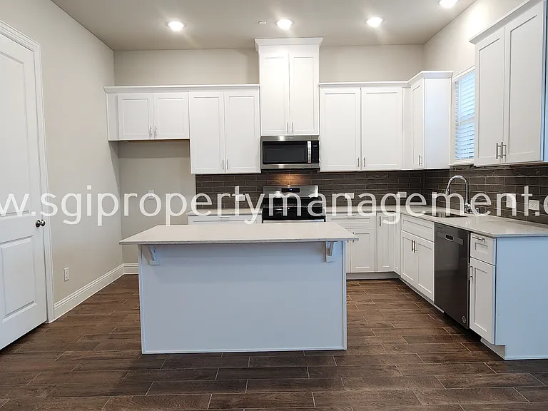 3121 Galveston St — Photo 7