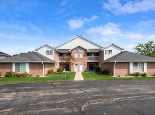 W241N2581 E Parkway Meadow Cir UNIT 1, Pewaukee, WI 53072