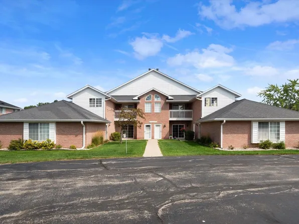 W241N2581 East Parkway Meadow CIRCLE #1, Pewaukee, WI 53072