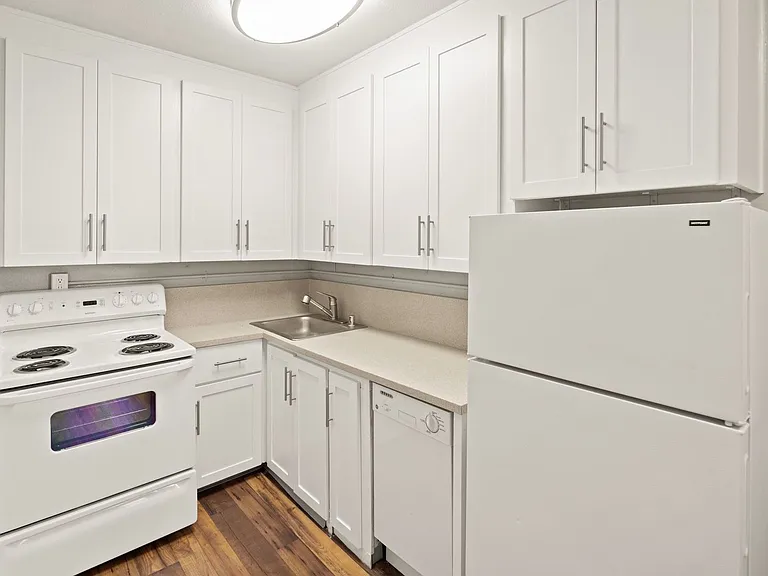 Cornelius Apartments — Photo 13